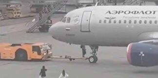 Passageiras chegam atrasadas para seu voo e correm para a área restrita na tentativa de alcançar a aeronave
