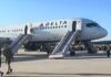 Passageiros evacuam na pista após fumaça invadir cabine de Boeing 757 logo após decolagem