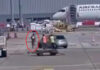 Homem invade pátio do maior Aeroporto de Paris e é perseguido por funcionários