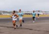 Na pista de pouso do Aeroporto de Salvador, cerca de 1.600 pessoas foram vistas correndo no domingo