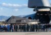Um lendário F-117A dos EUA volta ao céu para seu último voo, mas pelas asas de um enorme avião C-5M Super Galaxy