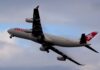 Piloto faz um bonito “tchau” com as asas de um Airbus A340 ao decolar para o derradeiro voo