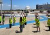 Aena Brasil coloca crianças para se sentirem balizando um avião no pátio do aeroporto