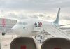 Passageiros são surpreendidos ao descobrir que seu avião foi apreendido por ordem judicial