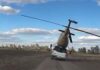 Dublê russo tenta transportar helicóptero Mi-2 em cima de picape, mas situação foge do controle