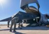 Avião de combate “invisível”, F-117 Nighthawk, embarca em grande cargueiro para virar peça de museu