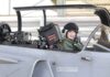 Rainha da Tailândia realiza seu primeiro voo solo em caça Gripen após treinamento militar; assista ao vídeo