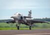 Decola o 1º caça Gripen E produzido no Brasil pela Embraer